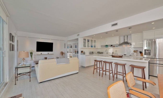 Key Biscayne Condo | Great Key Biscayne family sized ocean front condo 3/3 with large pvt terrace.