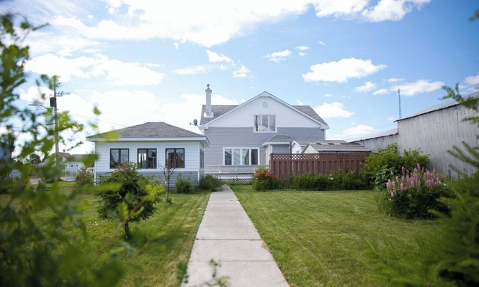 Geraldton House | Great Large Character House, Deck, Gazebo, & Yard - Walk to All Amenities