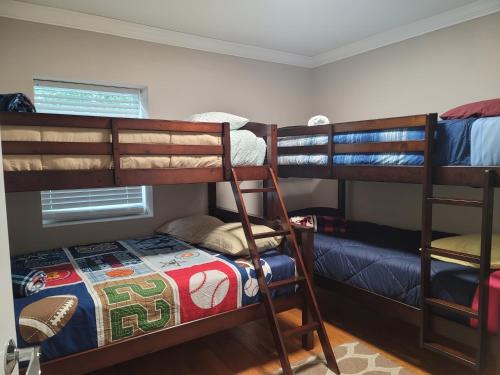 Southeast Pensacola House | Great large home,8 min from Downtown