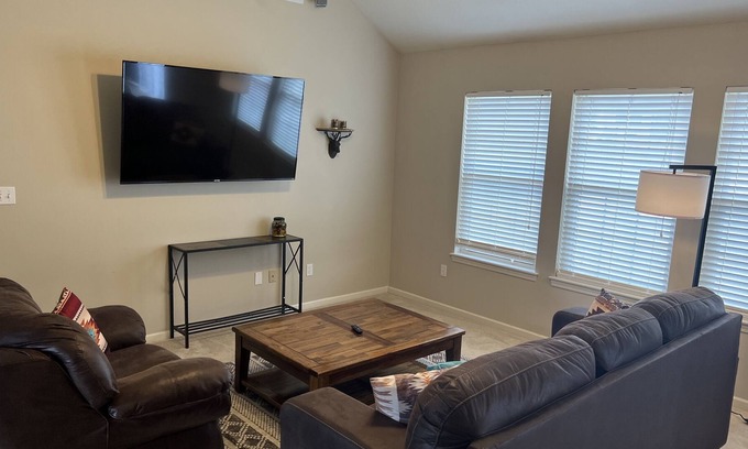 Columbia House | Great location-5 miles to downtown-6 miles to Faurot Field