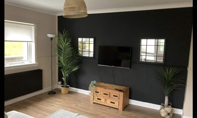 Clydebank Apartment | Great location between Glasgow city center, Loch Lomond and Glasgow Airport!