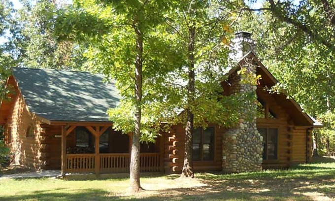 Ridgedale Cabin | GREAT LOCATION close to Branson & Big Cedar w/fireplace & hottub