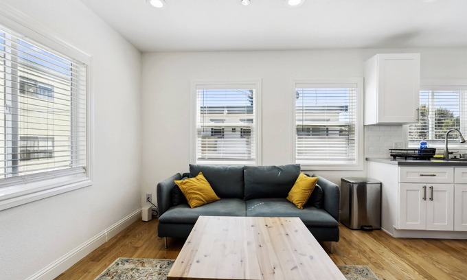 South Berkeley Apartment | Great Location! Comfy 3 beds! nr UCB/Freeway/Bart
