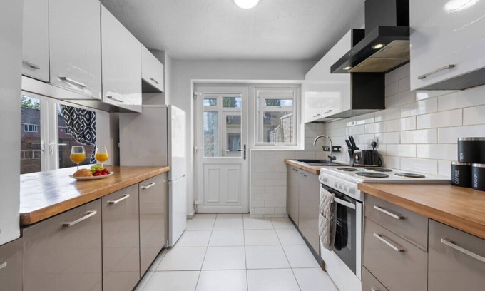 Binley House | Great Location for Contractors
