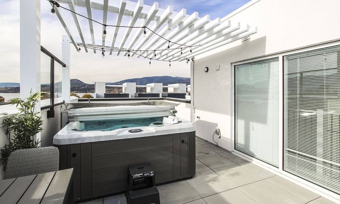 South Pandosy House | Great location Getaway