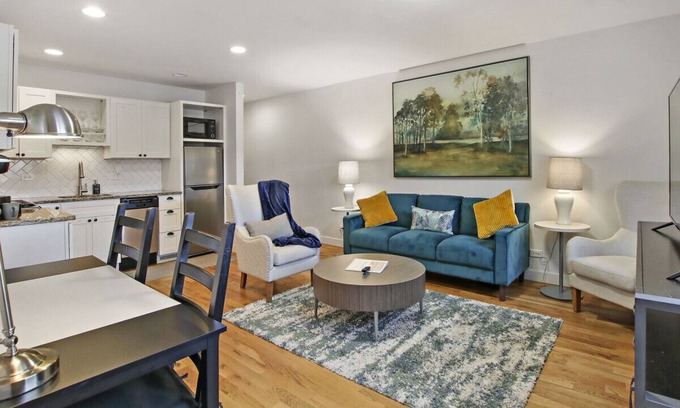 Evanston Condo | Great Location in Beautiful Evanston close to NWU!