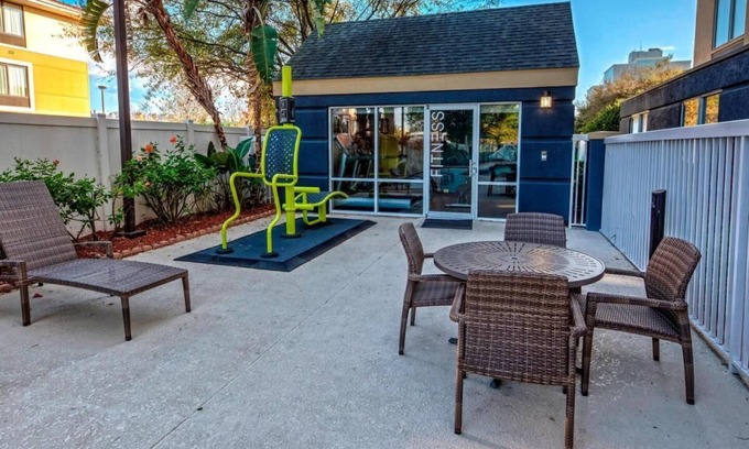 Florida Center Hotel | Great Location! Minutes to Universal Studios & City Walk! Pool, Free Parking!