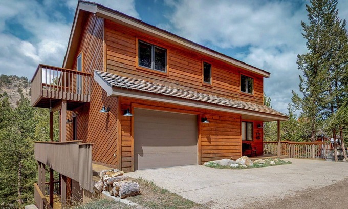 Aspen Brook Ski Chalet | Great location near national park & town with a deck & mountain view