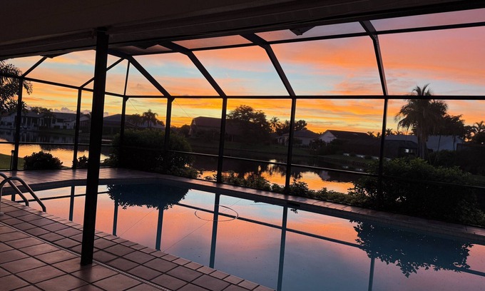 Town and River House | GREAT location near Ft Myers Beach, Sanibel, and walking distance to restaurants