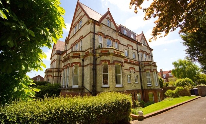 Eastbourne Apartment | Great location - sleeps up to five guests, just moments from the beach and town