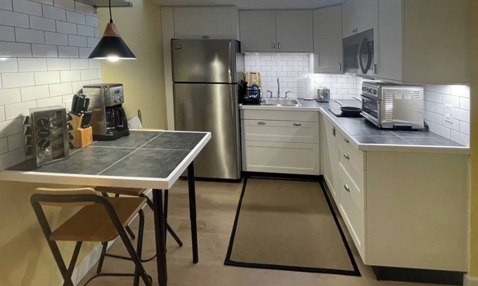 Oakwood Village Apartment | Great Mid-Town Toronto Bachelor Suite Convenient to Downtown and Airport
