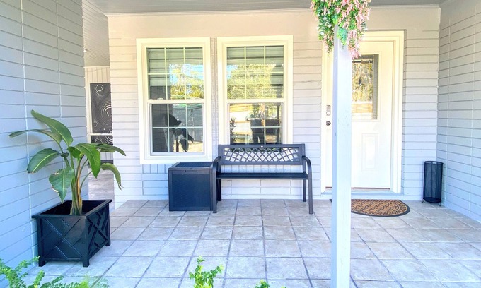Gainesville House | Great place to meet up