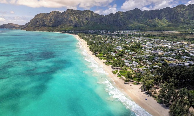 Waimanalo House | Great Price! 3800sf 7 rooms 4 baths Huge Gated House Steps from Waimanalo Beach