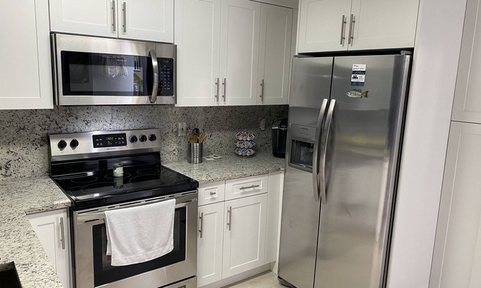 Sexton Cove Estates House | Great Rates! Remodeled Cozy Waterfront Mobile Home In Key Largo