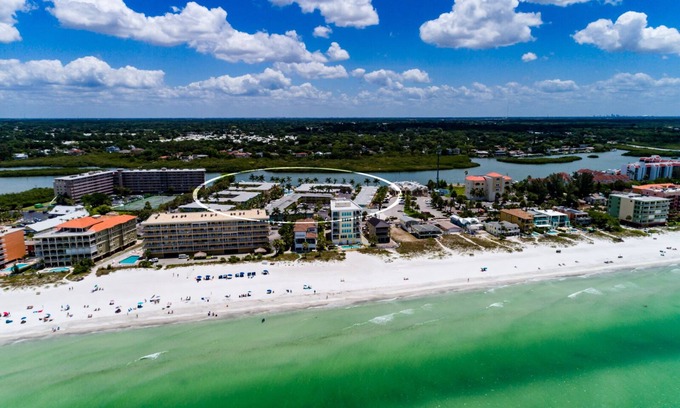 Indian Shores Condo | GREAT RATES! STEPS FROM THE BEACH! VERY CLEAN CONDO! GREAT VALUE!