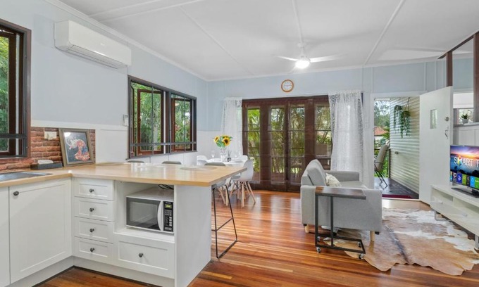 Holland Park West House | Great value 3BD house at a convenient location