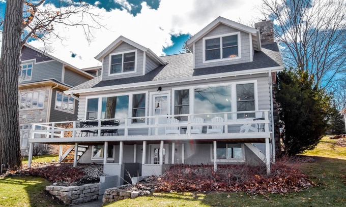 Markesan House | Great water, built for fun!