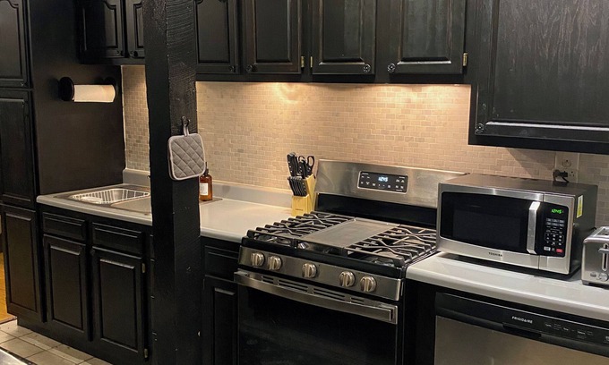 Saint Mary Of The Woods House | Great Weekend Getaway! Renovated in 2023, Zero Contact Booking, Pool Table, Wifi