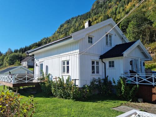 Bygland House | Great white cottage in Bygland