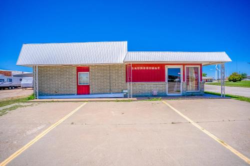 La Crosse Hotel | Green Acre Motel by OYO Near Rush County Airport
