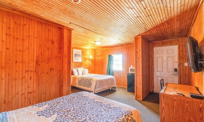 La Crosse Hotel | Green Acre Motel by OYO Near Rush County Airport