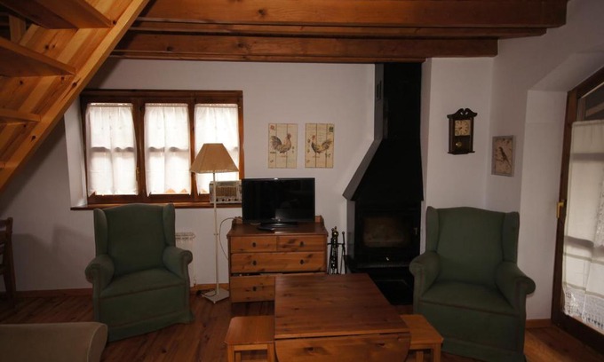 Linsoles Apartment | Green cincuenta y tres