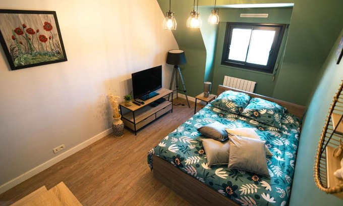 Louviers Apartment | Green cosy