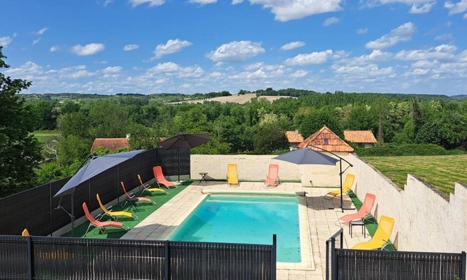 Saint-Meard-de-Drone Cottage | Green cottage in Saint-Méard-de-Drône with terrace and shared pool