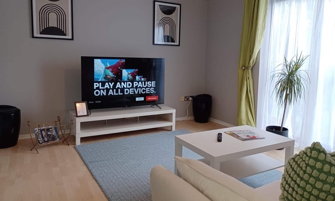 Dunstable Apartment | Green Door Malt - Huku Kwetu