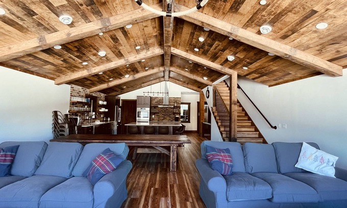 Hemlock Valley House | Green Giant A - Luxury mountain retreat 6 bdr, ski in/out, 9 pers hot tub,