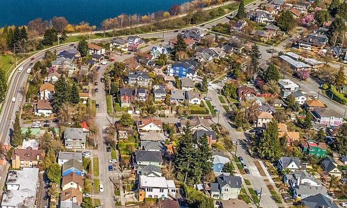 Green Lake House | Green Lake 1st LineHome B with Whole House Central Air Conditioners