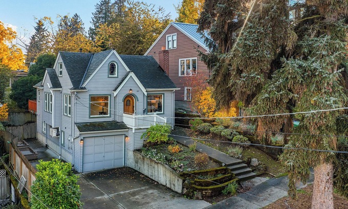 Wallingford Apartment | Green Lake Zen Low Level Garden Suite