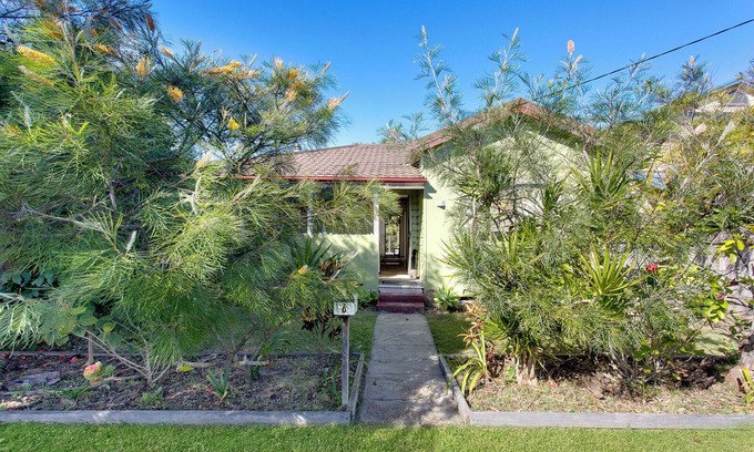 North Haven House | Green Mango - beach cottage. Walk to beach, park and breakwater. Family friendly