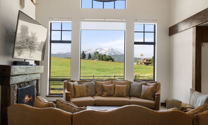 Carbondale House | Green Meadow Vista | Sleeps 16, Hot Tub, A/C