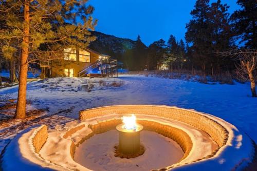 Cascade-Chipita Park House | Green Mt Getaway Hot Tub Game Room & Fire Pit