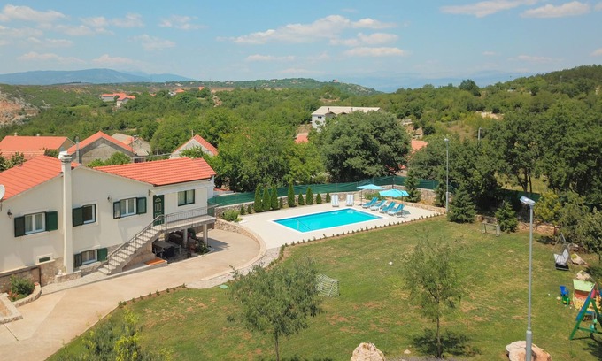 Trilj House | Green Oasis w/Swimming pool + Grill house