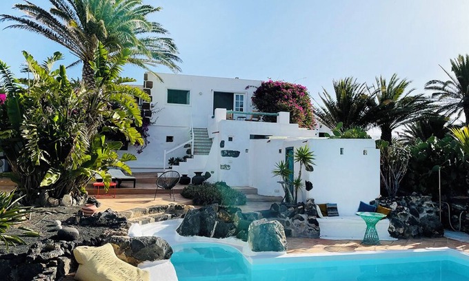 Teguise House | Green oasis with pool and view of the mountains of fire