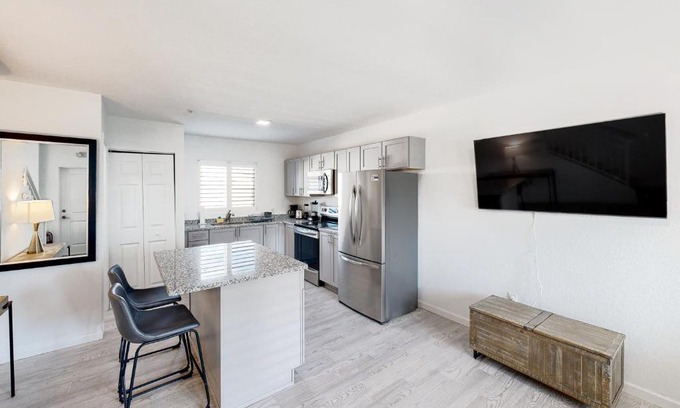 Marathon Apartment | Green Pineapple