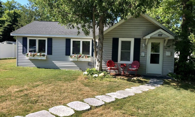 Charlevoix House | Green Street Getaway! Walk to town! 3.5 Miles to the Castle!