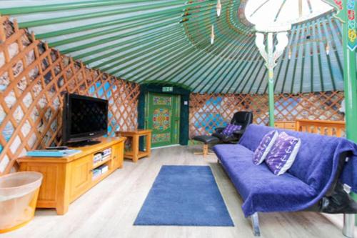 Turriff House | Green Yurt with Hot Tub - Sleeps 3 Parking & WiFi