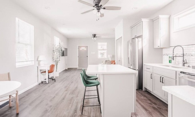 Northside House | Greenhouse Cottage 10 min to Downtown, UC Hospital