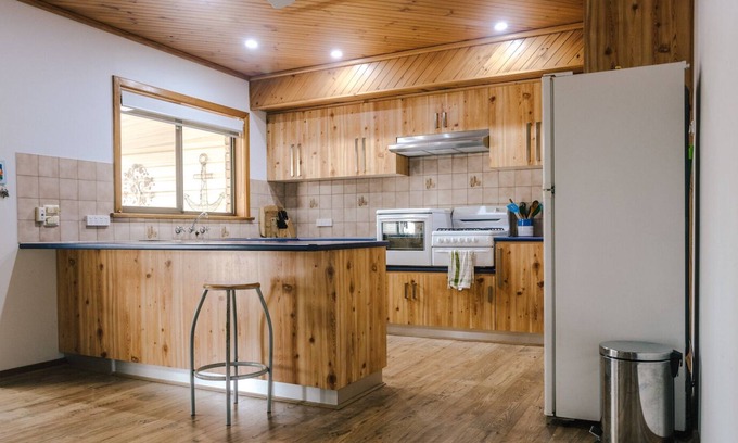 Lake Wangary House | Greenly Getaway House - 2 minute walk to the beach
