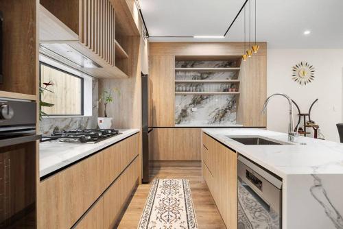 Flat Bush House | Greenstead Retreat 11 beds, 8 bedrooms, 5 baths