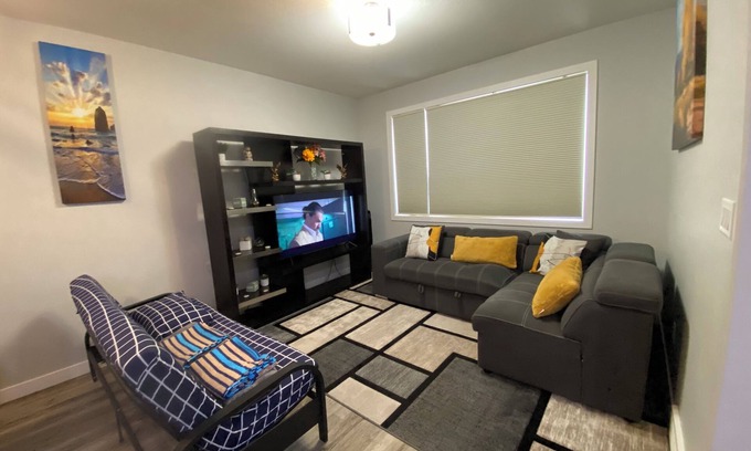 Regina House | Greensville 1Bedroom, 3bed Spacious, Cozy Guest Suite in the Greens, East Regina