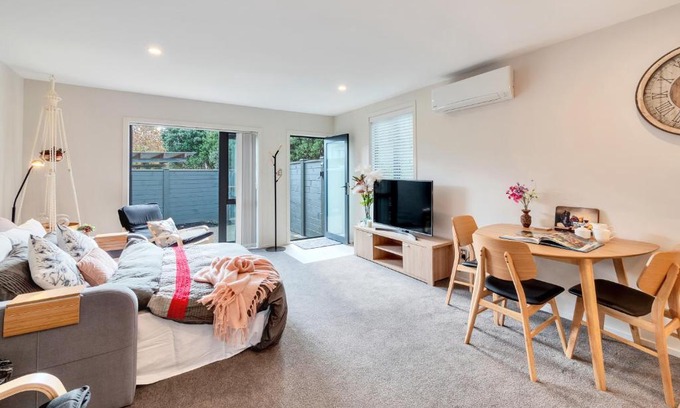 Newton House | Greenwich Townhouse with Parking and Air-Con