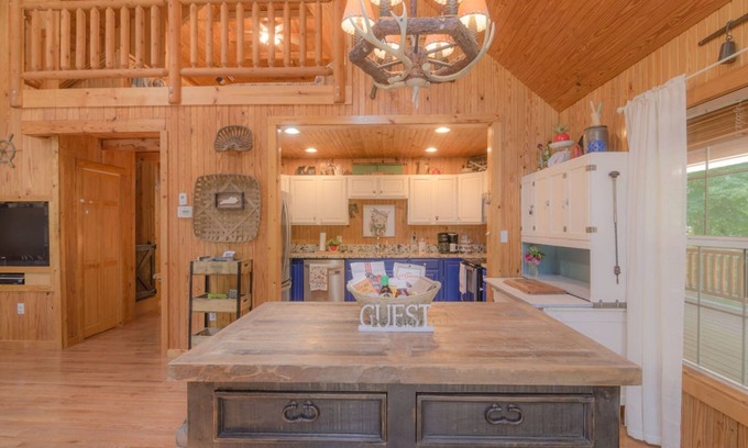 Somerset Cabin | Greenwood Cabin 1 mile from Lake Cumberland.