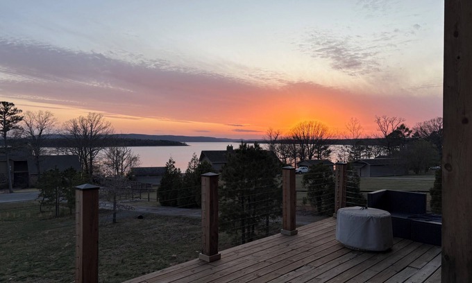 Drasco House | Greers Ferry Lake 4-bedroom house nsleeps 12- Breathtaking SUNSETS -Golf Course