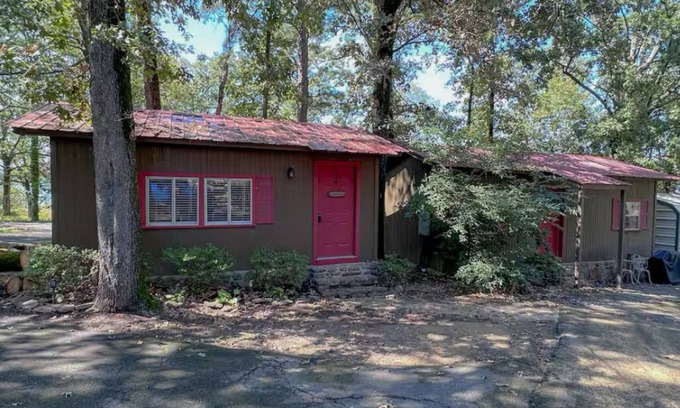 Higden Cabin | Greers Ferry Lakefront Getaway - easy lake access