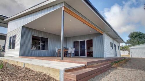 Lake Wangary House | Grey On The Bay