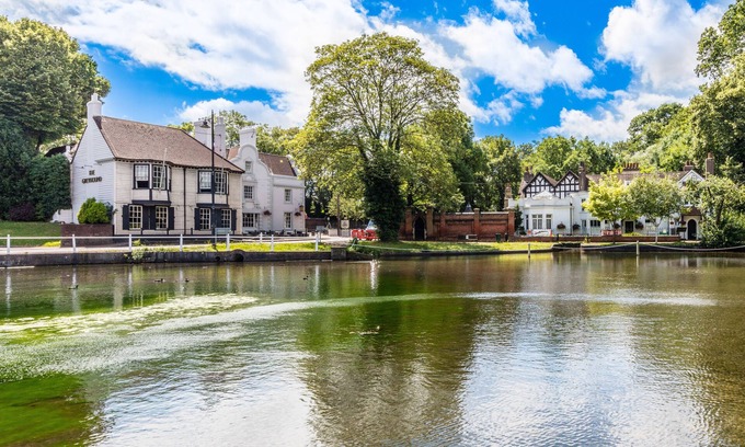 Carshalton Central Hotel | Greyhound Hotel